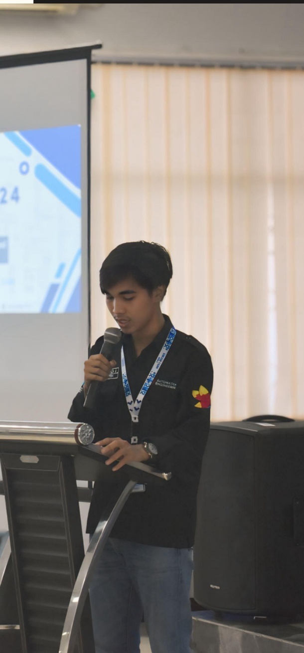 Muhammad Reza Alfiano saat menyampaikan presentasi