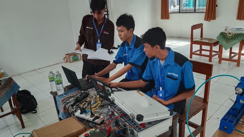 Kegiatan Juri Kompetisi Mekatronika LKS SMK